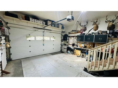 606 2 Avenue, Drumheller, AB - Indoor Photo Showing Garage