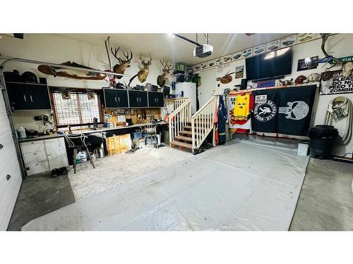 606 2 Avenue, Drumheller, AB - Indoor Photo Showing Garage