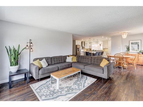 1401 Riverside Drive East, Drumheller, AB - Indoor Photo Showing Living Room