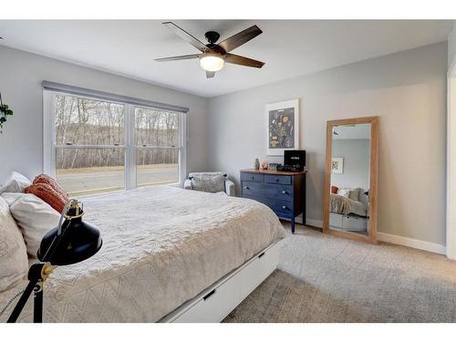 1401 Riverside Drive East, Drumheller, AB - Indoor Photo Showing Bedroom