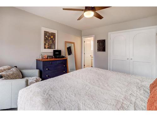 1401 Riverside Drive East, Drumheller, AB - Indoor Photo Showing Bedroom