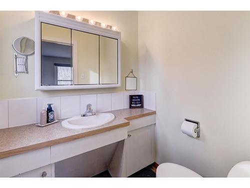 1401 Riverside Drive East, Drumheller, AB - Indoor Photo Showing Bathroom