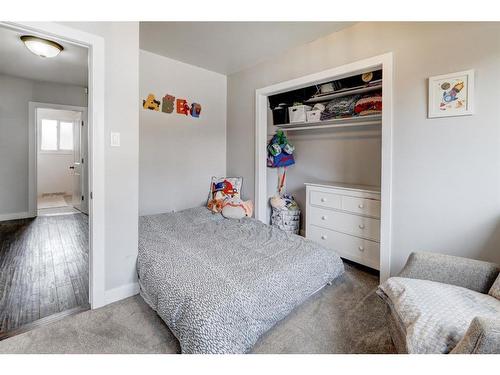 1401 Riverside Drive East, Drumheller, AB - Indoor Photo Showing Bedroom