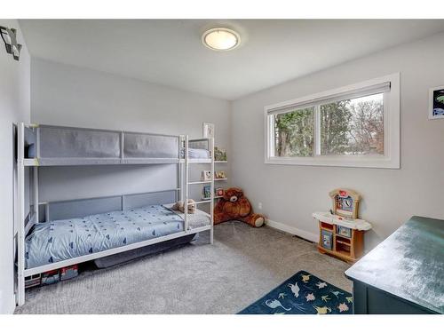 1401 Riverside Drive East, Drumheller, AB - Indoor Photo Showing Bedroom