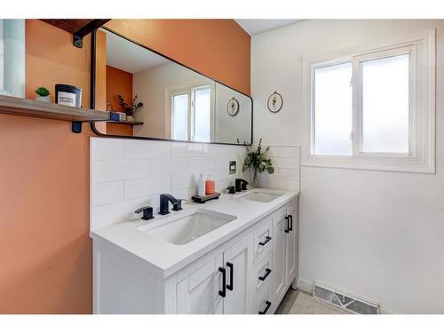 1401 Riverside Drive East, Drumheller, AB - Indoor Photo Showing Bathroom