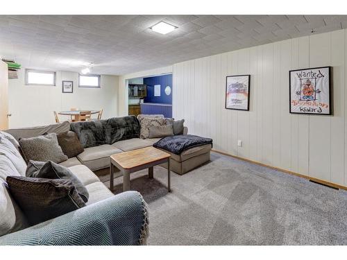 1401 Riverside Drive East, Drumheller, AB - Indoor Photo Showing Living Room