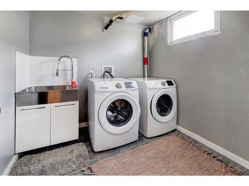 1401 Riverside Drive East, Drumheller, AB - Indoor Photo Showing Laundry Room