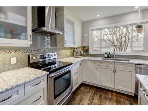 1401 Riverside Drive East, Drumheller, AB - Indoor Photo Showing Kitchen With Upgraded Kitchen