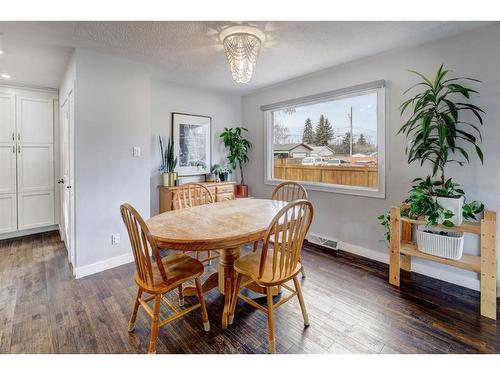 1401 Riverside Drive East, Drumheller, AB - Indoor Photo Showing Dining Room