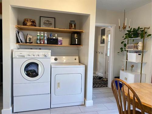 102 7 Ave Sw, Drumheller, AB - Indoor Photo Showing Laundry Room