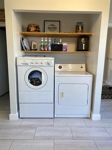 102 7 Ave Sw, Drumheller, AB - Indoor Photo Showing Laundry Room