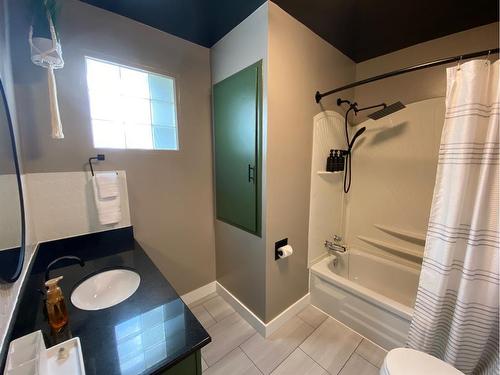 102 7 Ave Sw, Drumheller, AB - Indoor Photo Showing Bathroom