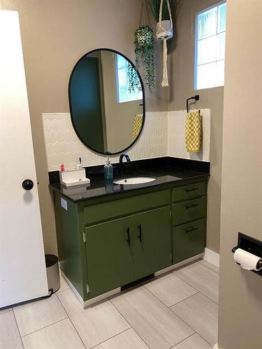 102 7 Ave Sw, Drumheller, AB - Indoor Photo Showing Bathroom