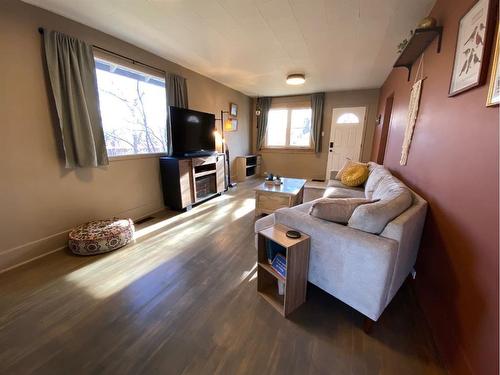 102 7 Ave Sw, Drumheller, AB - Indoor Photo Showing Living Room