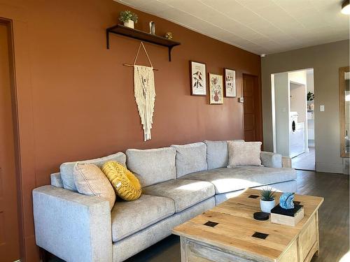 102 7 Ave Sw, Drumheller, AB - Indoor Photo Showing Living Room