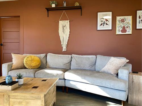 102 7 Ave Sw, Drumheller, AB - Indoor Photo Showing Living Room