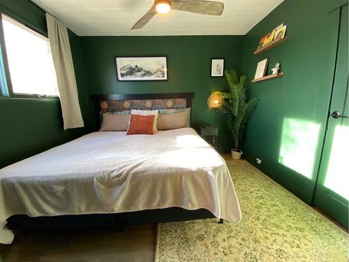 102 7 Ave Sw, Drumheller, AB - Indoor Photo Showing Bedroom