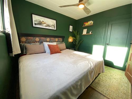 102 7 Ave Sw, Drumheller, AB - Indoor Photo Showing Bedroom