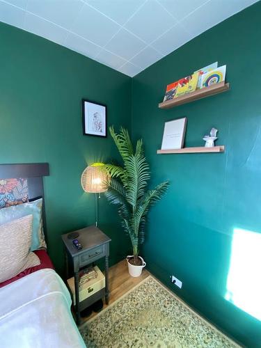 102 7 Ave Sw, Drumheller, AB - Indoor Photo Showing Bedroom