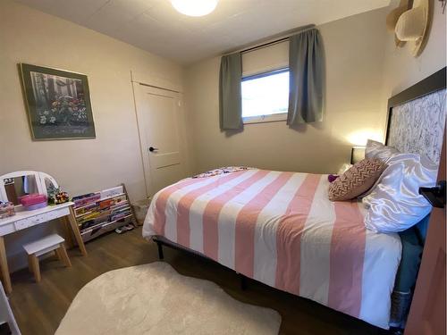 102 7 Ave Sw, Drumheller, AB - Indoor Photo Showing Bedroom