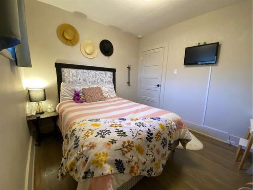 102 7 Ave Sw, Drumheller, AB - Indoor Photo Showing Bedroom