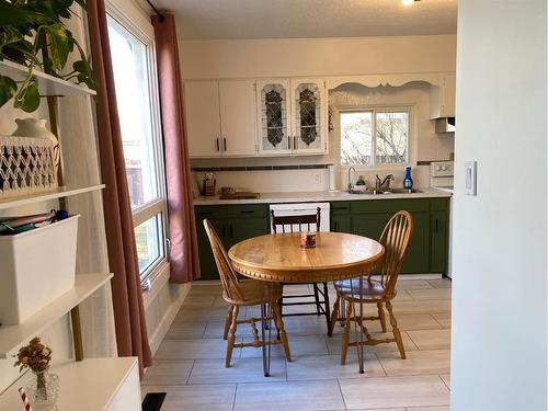 102 7 Ave Sw, Drumheller, AB - Indoor Photo Showing Dining Room