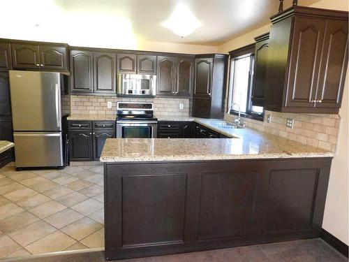 36 Fairview Close East, Brooks, AB - Indoor Photo Showing Kitchen