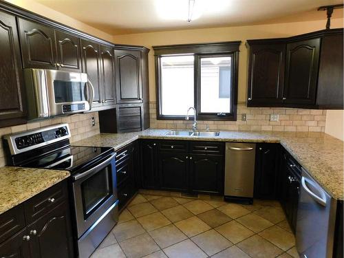 36 Fairview Close East, Brooks, AB - Indoor Photo Showing Kitchen With Double Sink