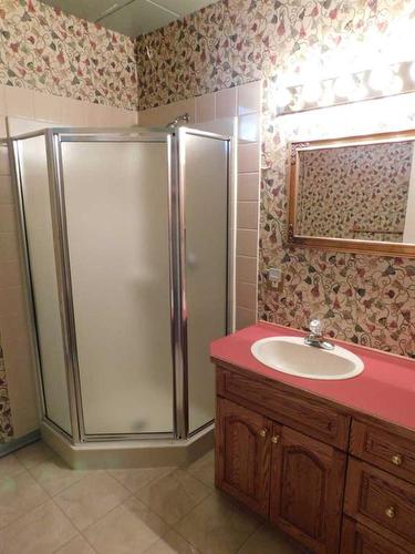 36 Fairview Close East, Brooks, AB - Indoor Photo Showing Bathroom