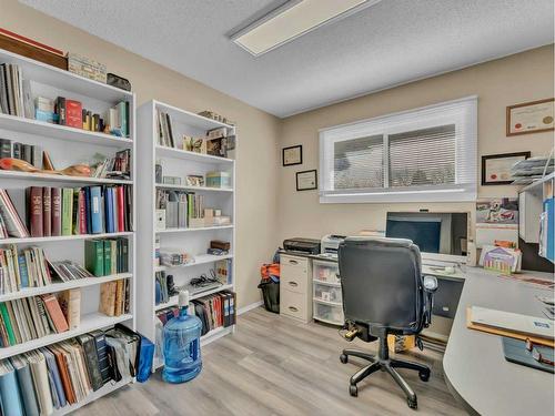 1678 29 Street Se, Medicine Hat, AB - Indoor Photo Showing Bathroom