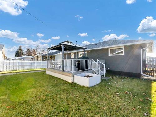 1678 29 Street Se, Medicine Hat, AB - Indoor Photo Showing Garage