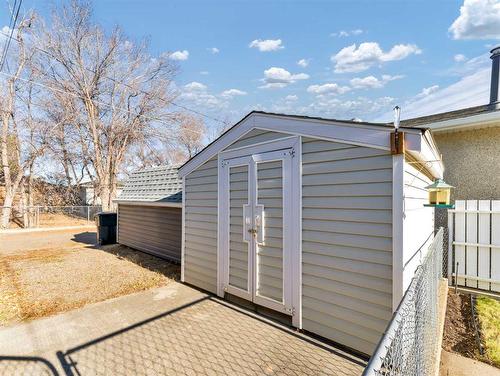 1678 29 Street Se, Medicine Hat, AB - Indoor Photo Showing Garage