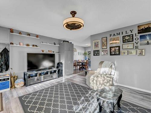 1678 29 Street Se, Medicine Hat, AB - Indoor Photo Showing Living Room