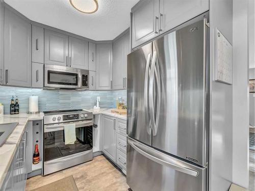 1678 29 Street Se, Medicine Hat, AB - Indoor Photo Showing Bedroom