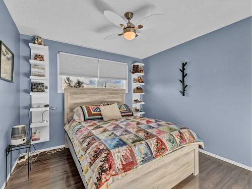 1678 29 Street Se, Medicine Hat, AB - Indoor Photo Showing Bedroom