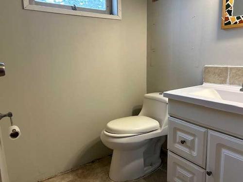 24 9 Avenue West, Brooks, AB - Indoor Photo Showing Bathroom