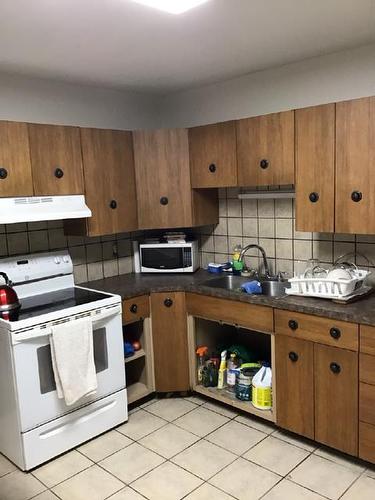 24 9 Avenue West, Brooks, AB - Indoor Photo Showing Kitchen With Double Sink