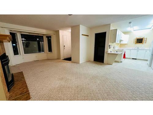 14-830 Birchwood Close, Drumheller, AB - Indoor Photo Showing Kitchen