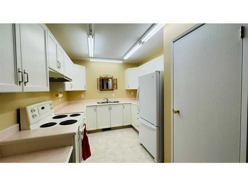 14-830 Birchwood Close, Drumheller, AB - Indoor Photo Showing Kitchen With Double Sink