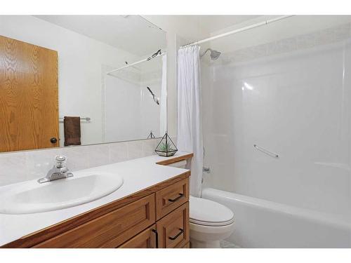 204 2 Avenue East, Hanna, AB - Indoor Photo Showing Bathroom