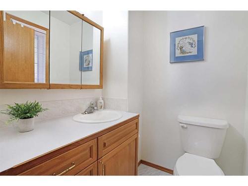 204 2 Avenue East, Hanna, AB - Indoor Photo Showing Bathroom