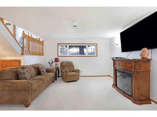 204 2 Avenue East, Hanna, AB - Indoor Photo Showing Living Room