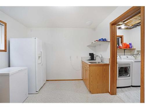 204 2 Avenue East, Hanna, AB - Indoor Photo Showing Laundry Room