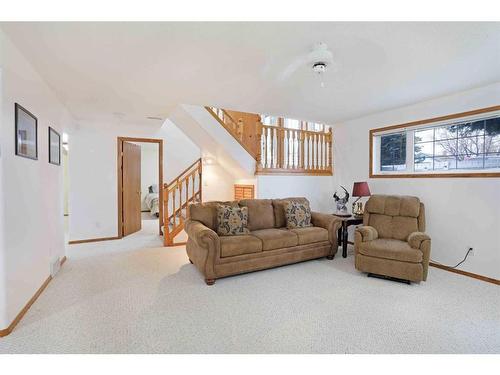 204 2 Avenue East, Hanna, AB - Indoor Photo Showing Living Room