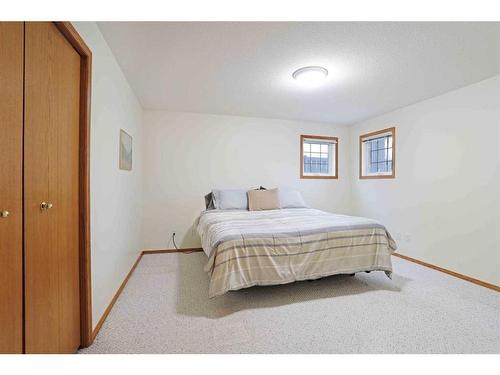 204 2 Avenue East, Hanna, AB - Indoor Photo Showing Bedroom