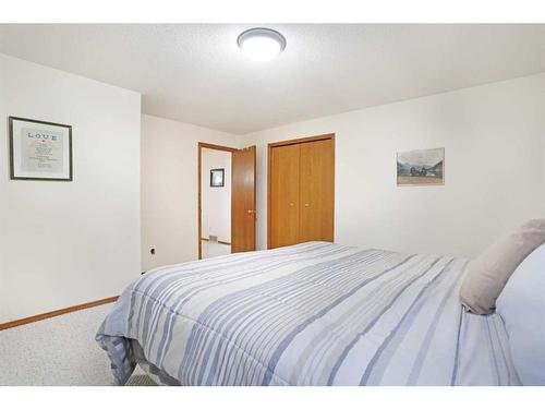 204 2 Avenue East, Hanna, AB - Indoor Photo Showing Bedroom