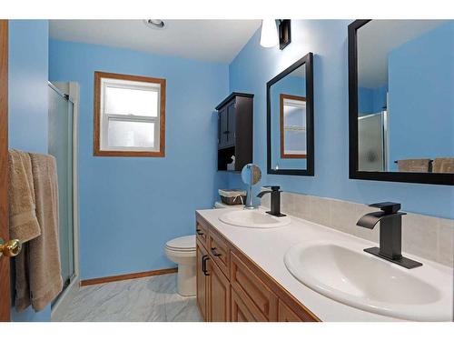 204 2 Avenue East, Hanna, AB - Indoor Photo Showing Bathroom