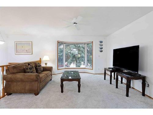 204 2 Avenue East, Hanna, AB - Indoor Photo Showing Living Room