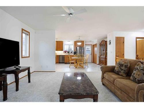 204 2 Avenue East, Hanna, AB - Indoor Photo Showing Living Room