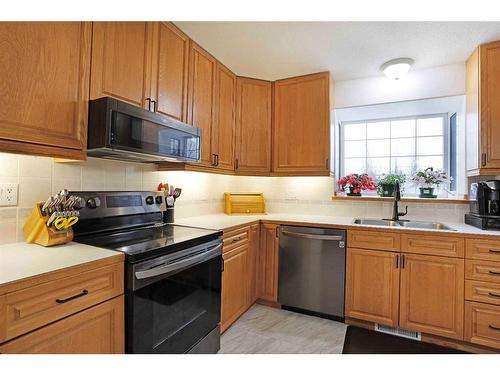 204 2 Avenue East, Hanna, AB - Indoor Photo Showing Kitchen With Double Sink